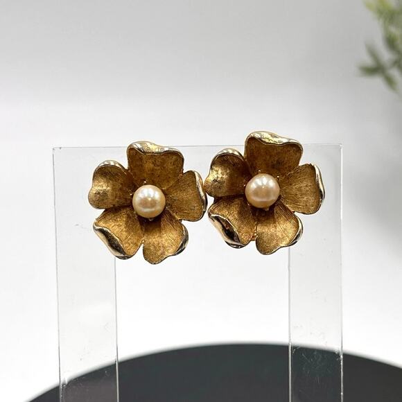 Coro Signed Vintage Gold-tone Flower Faux Creamy Pearl Center Clip On Earrings - Picture 2 of 8